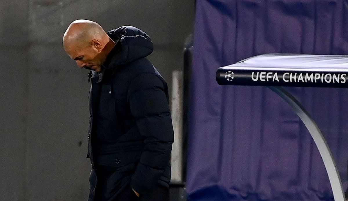 Zinedine Zidane, sad in the bench of the Real Madrid