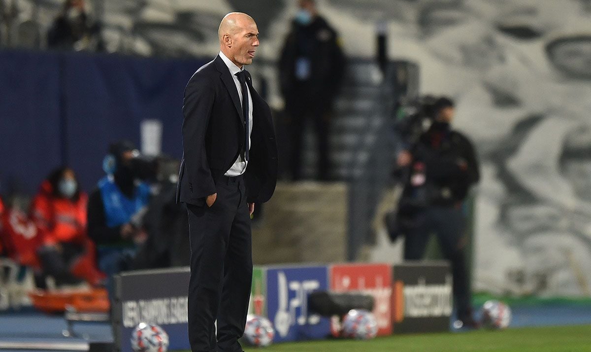 Zidane, nervioso en el banquillo del Real Madrid