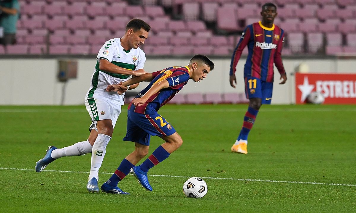 Pedri, current jewel of the Barcelona, contesting a match in front of the Elche