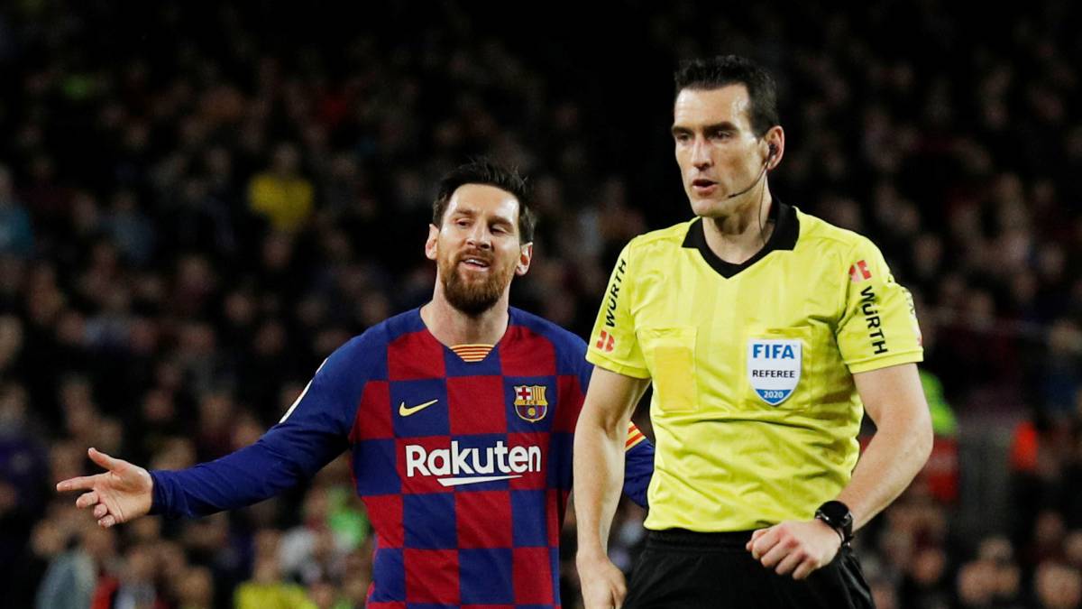 Lionel Messi protestando al árbitro