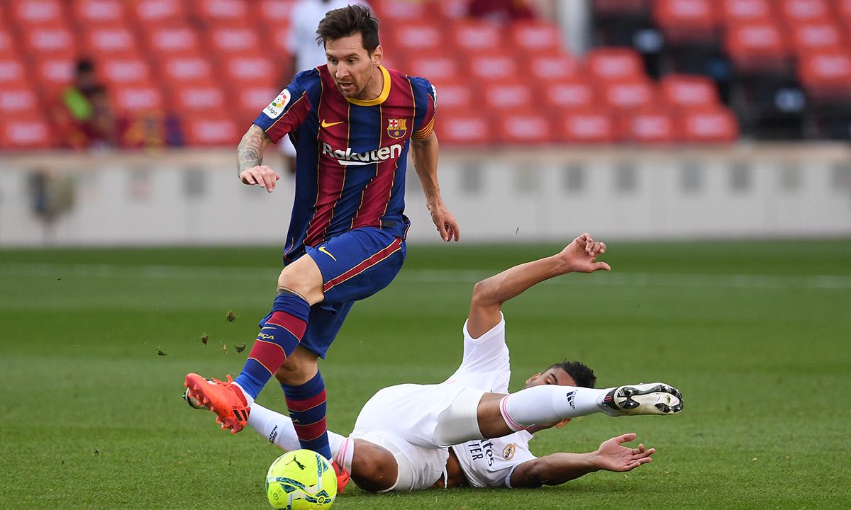 Leo Messi, superando una entrada de Casemiro