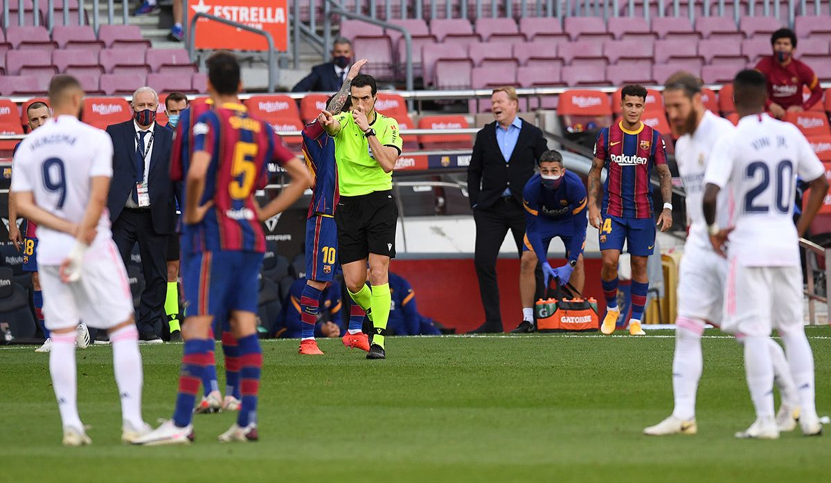 Martínez Munuera, señalando un penalti a favor del Real Madrid en el Camp Nou