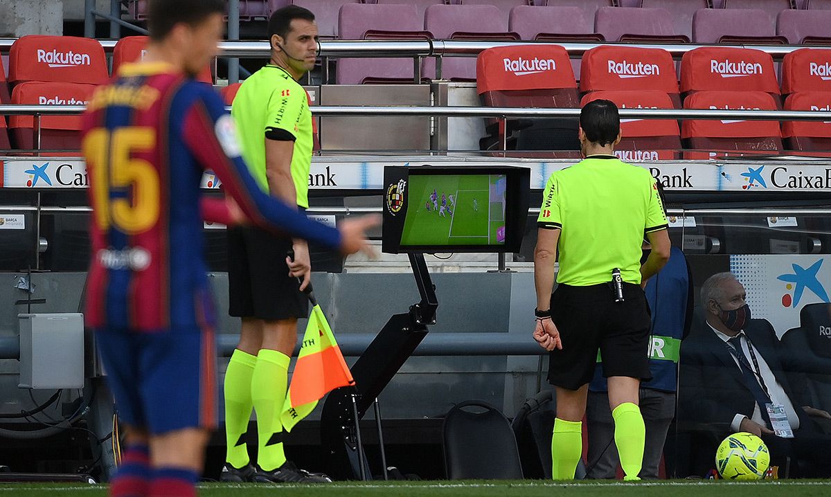 Martínez Munuera, viewing a replay through the VAR