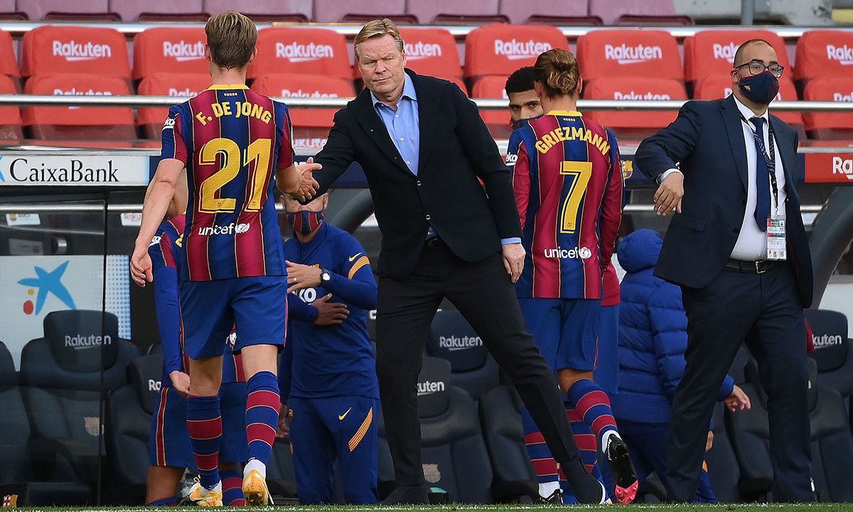 Ronald Koeman, animando a sus jugadores tras el Clásico