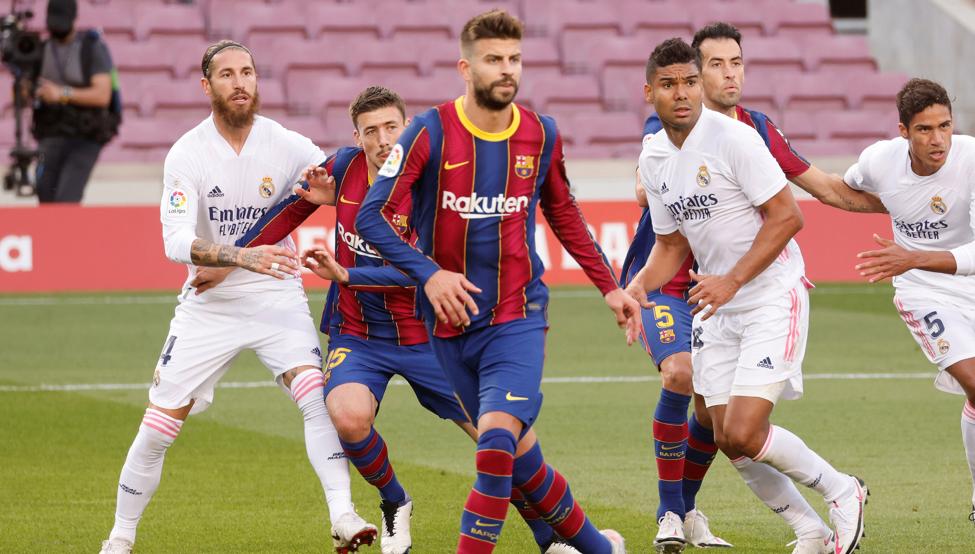Jugadores del Madrid y del Barça en un balón parado