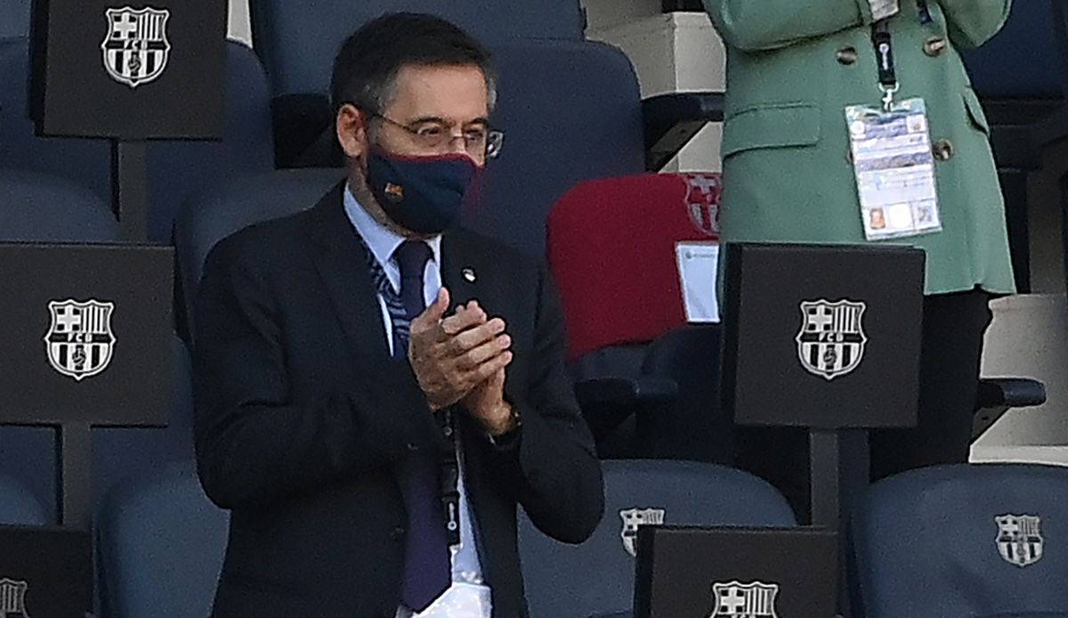 Josep Maria Bartomeu en el palco en el Clásico