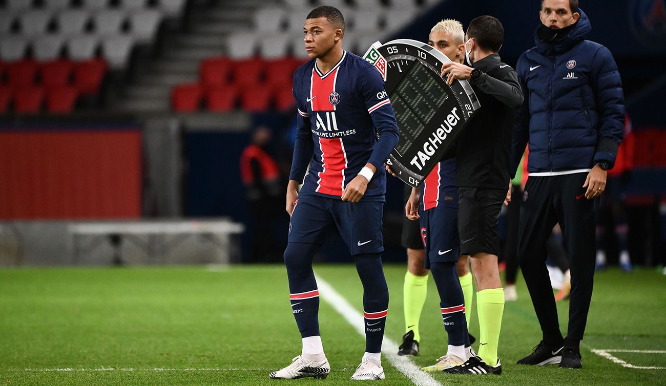 Kylian Mbappé, a punto de saltar al campo desde el banquillo