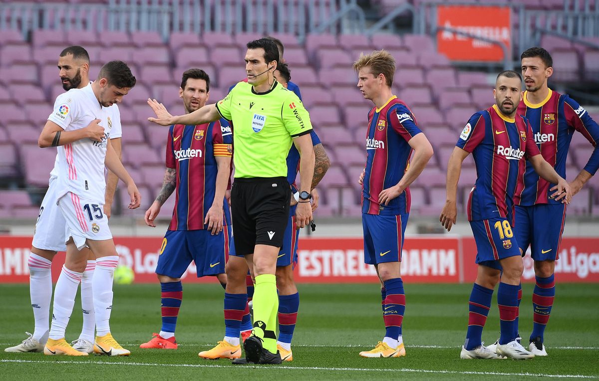 The referee did case omiso of the assistant in the Clásico