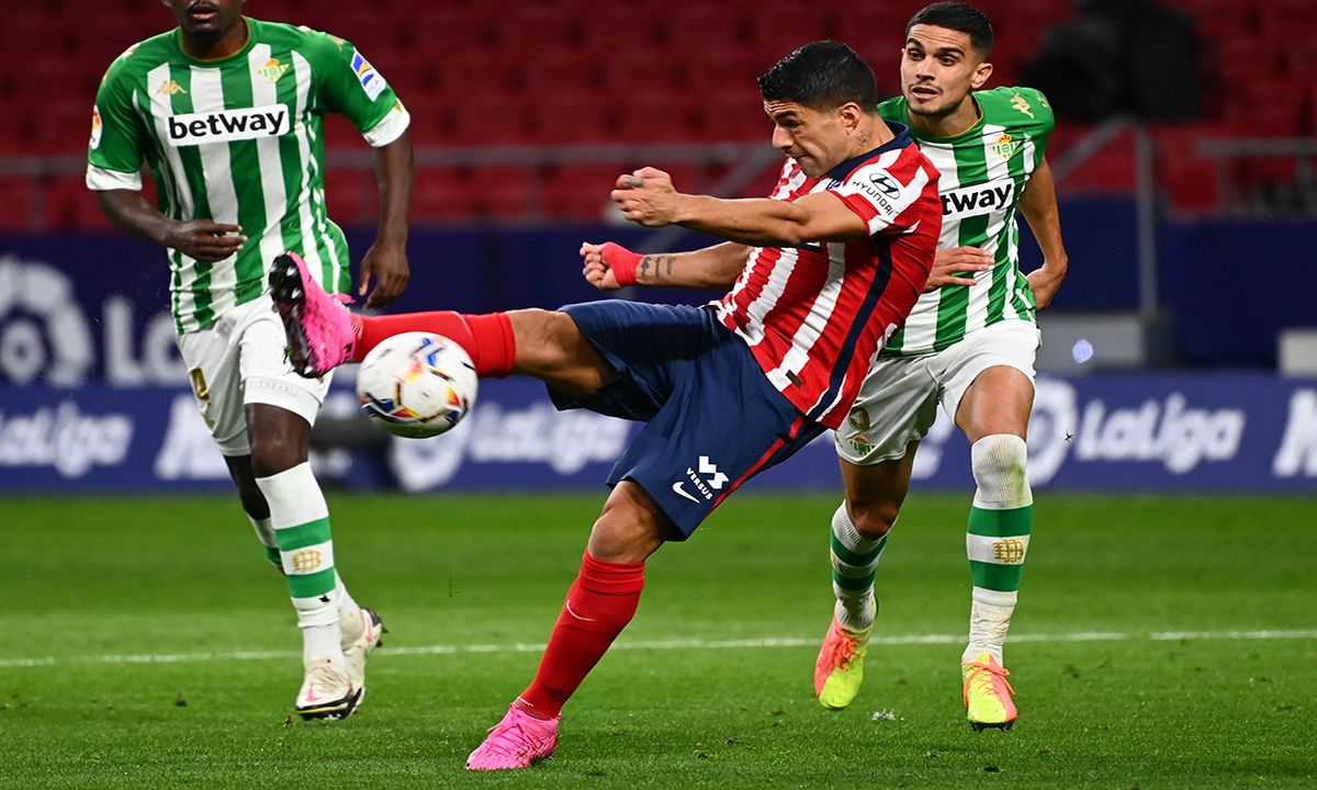 Luis Suárez remata el balón en el partido entre el Atlético de Madrid y el Betis