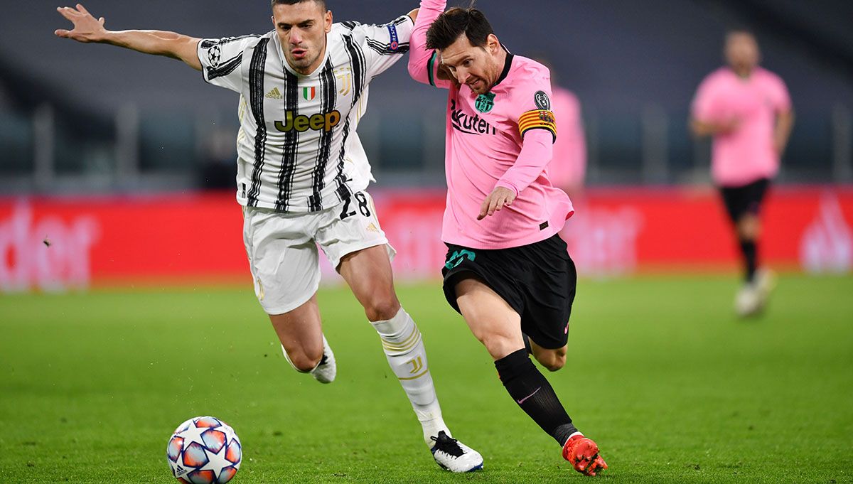 Lionel Messi contesting a ball with Demiral