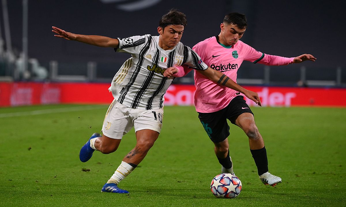 Pedri, bumping against Paulo Dybala, in the match in front of the Juventus