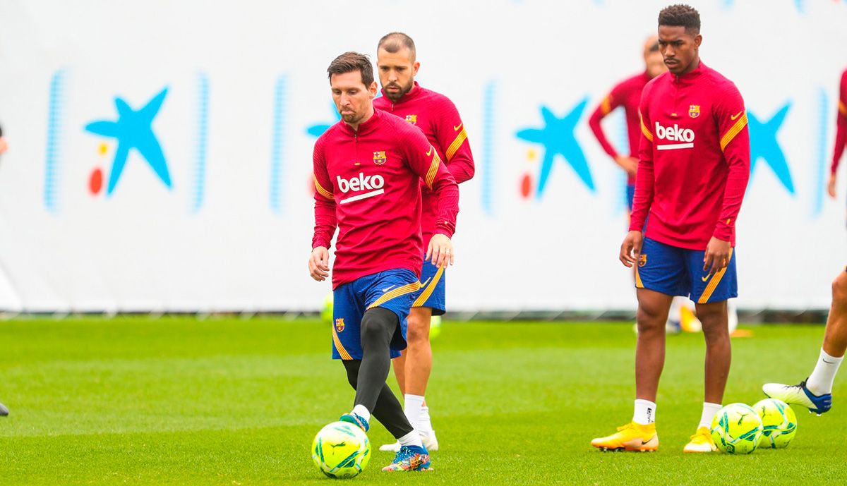 Leo Messi toca el balón en un entrenamiento con Alba y Firpo detrás