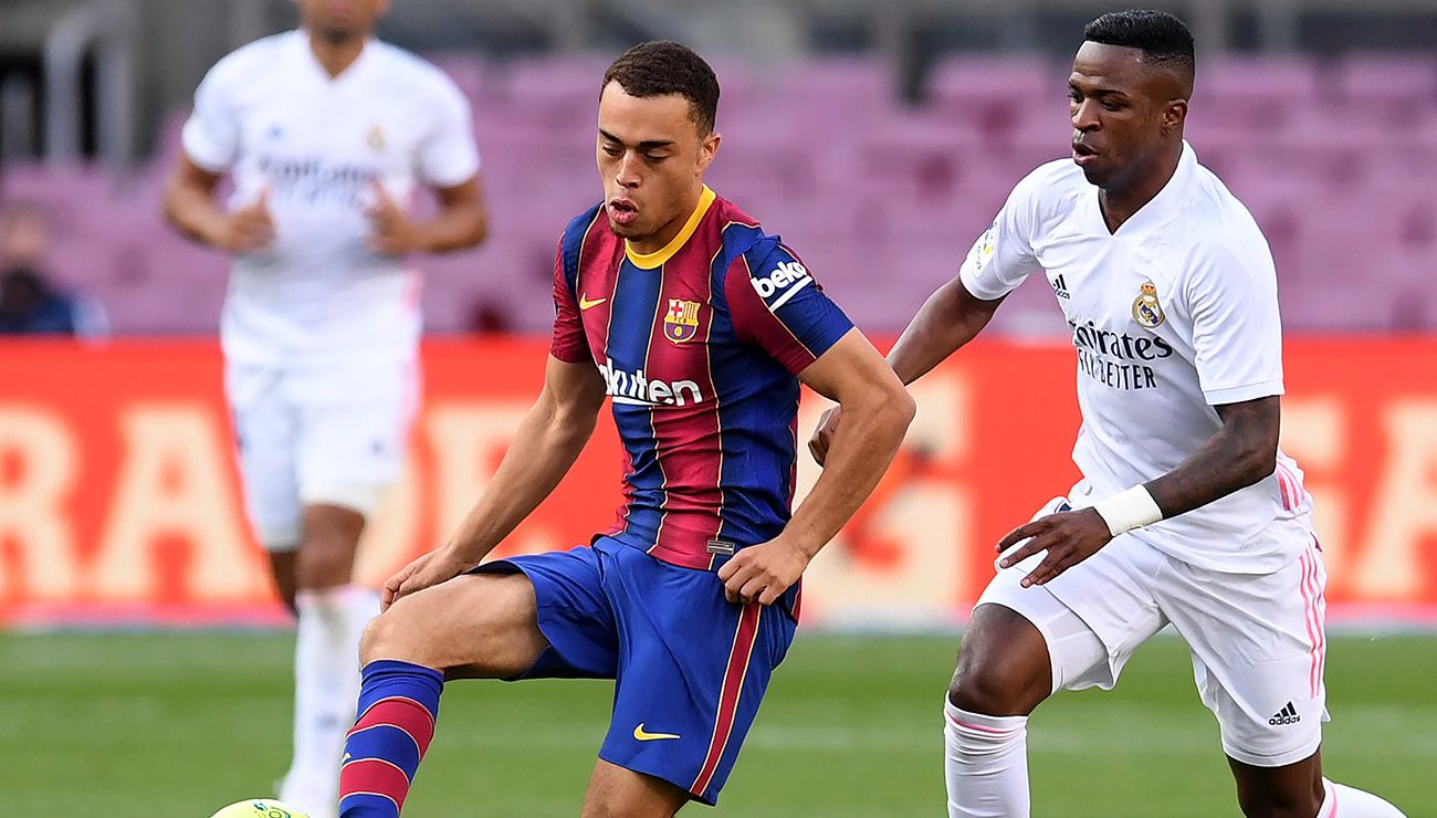 Sergiño Dest en un duelo con Vinicius en el Clásico