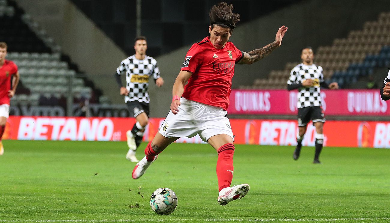 Darwin Núñez ready to throw a penalti with the Benfica