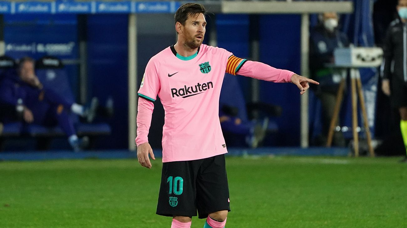 Leo Messi señala algo en el Alavés-Barça