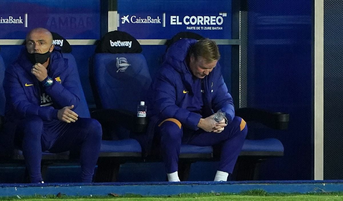Ronald Koeman, sad in the bench of the FC Barcelona Ronald Koeman, sad in the bench of the FC Barcelona