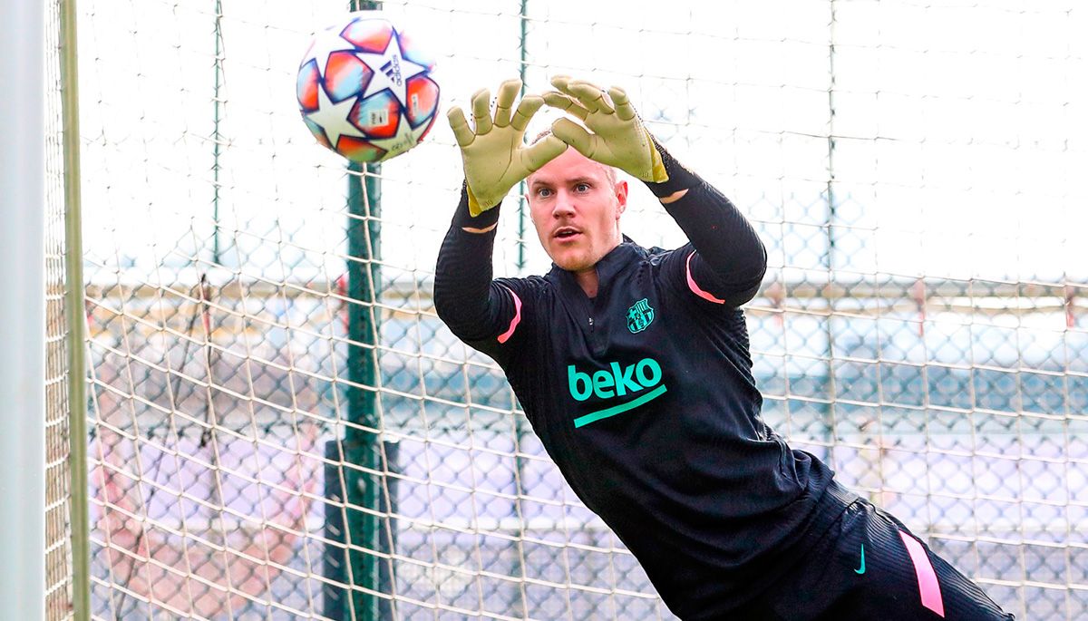 Marc-André ter Stegen doing a stop in a training