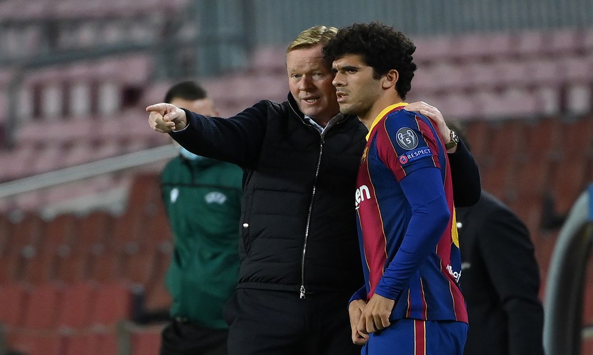 Koeman, giving instructions to Carles Aleñá previous to his entry