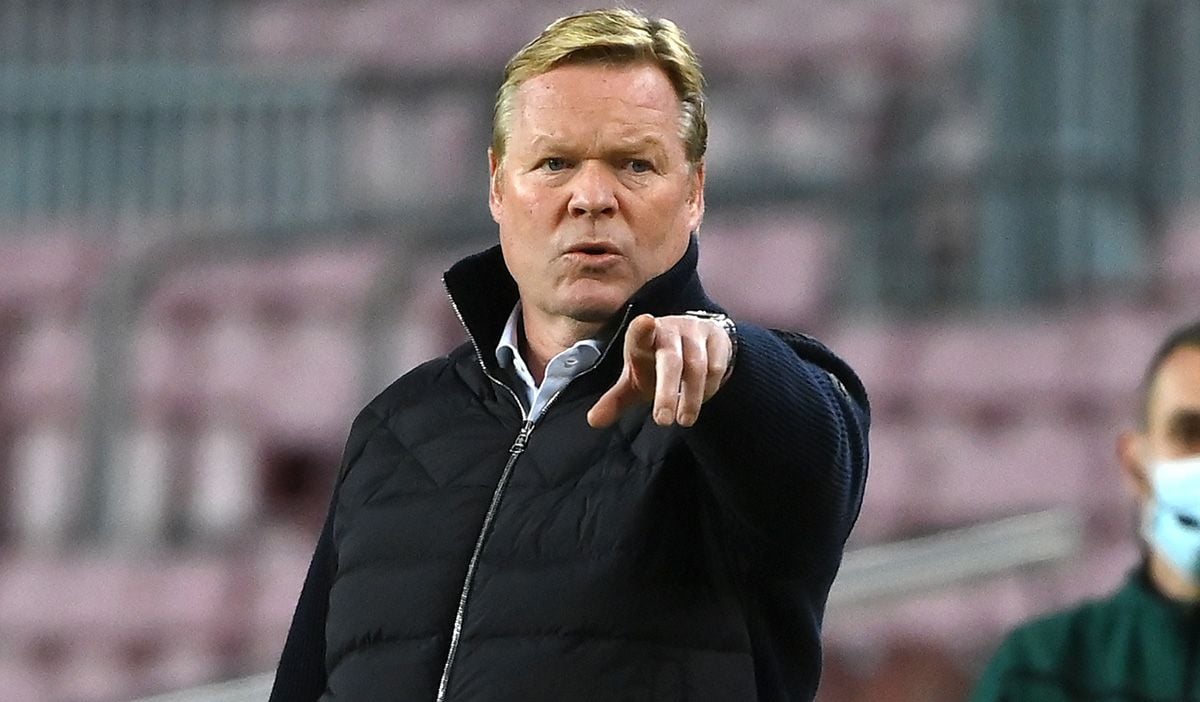 Koeman Gives an indication in the bench