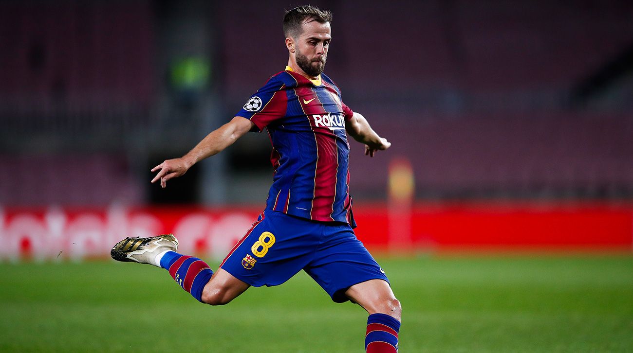 Miralem Pjanic dispara ante el Dynamo de Kiev