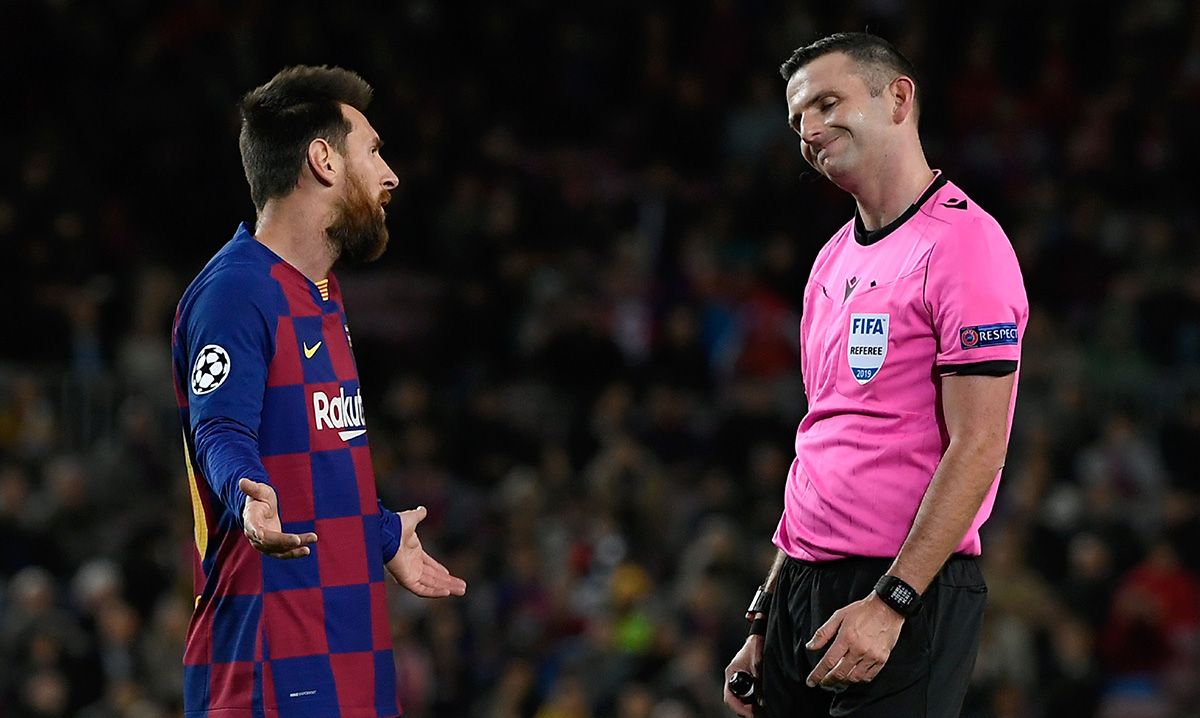 Leo Messi and Michael Oliver, conversing during the Barça-Dynamo