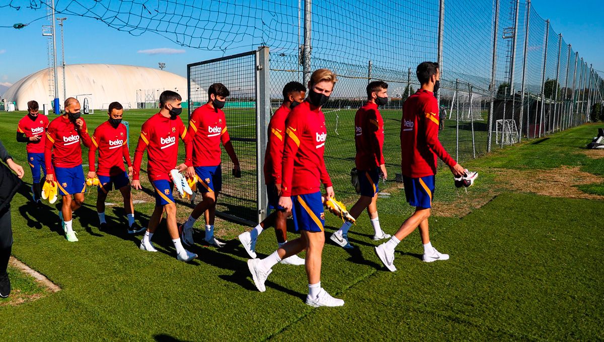 Los jugadores del Barça entran para entrenar