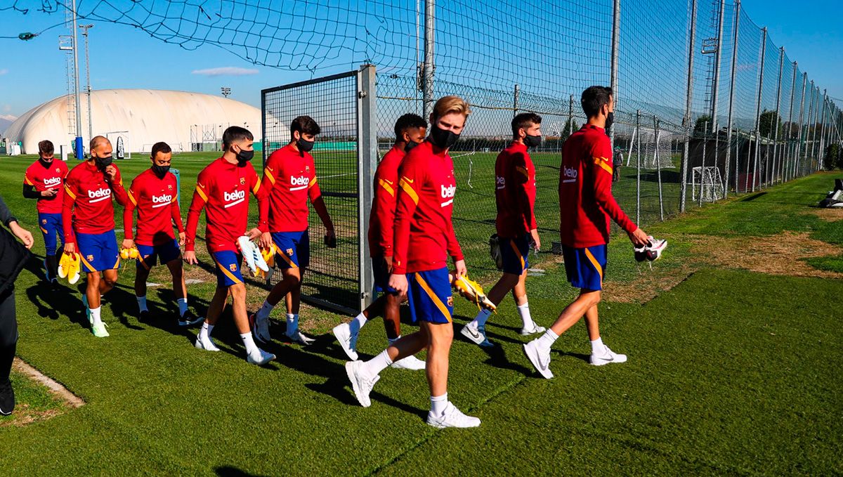 The players of the Barça go in to train