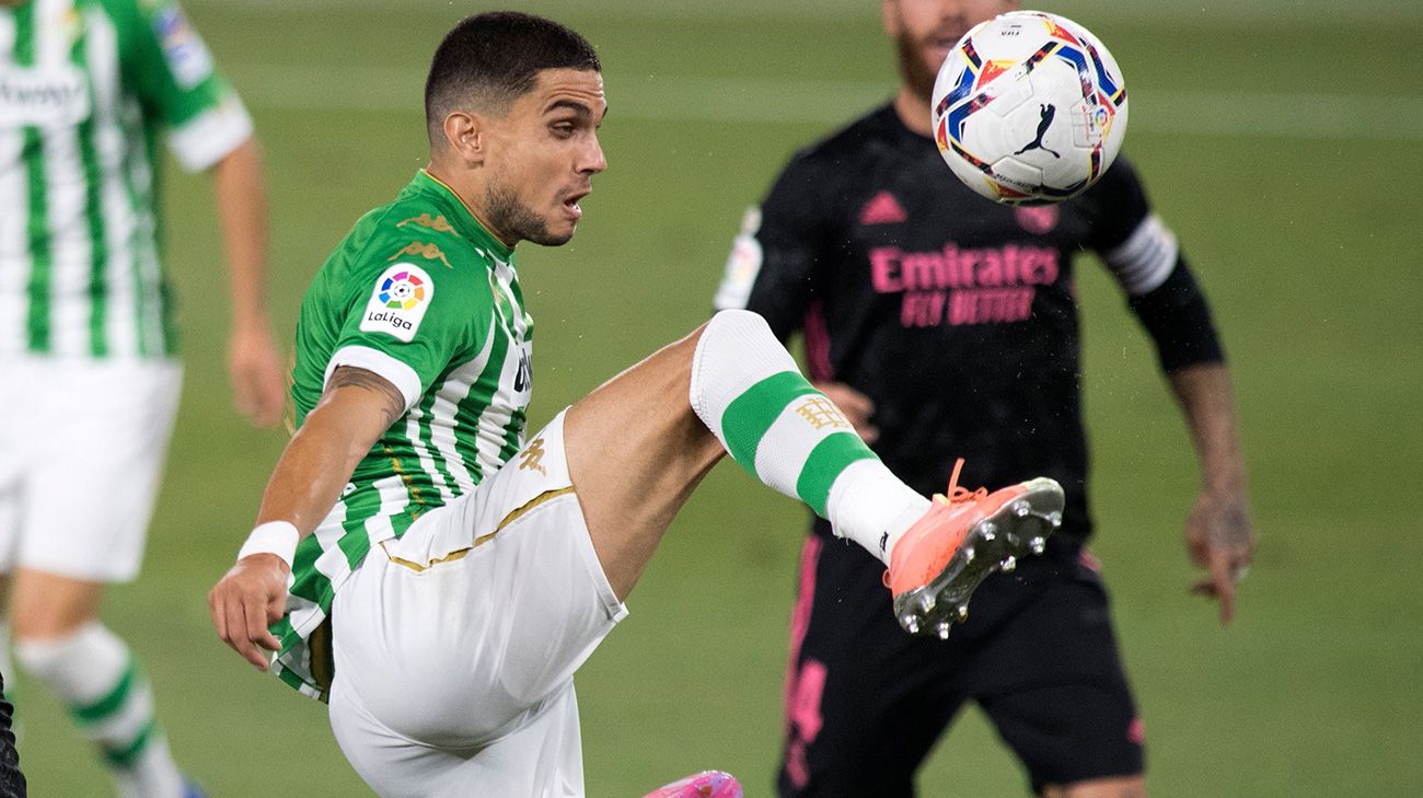 Marc Bartra corta un balón contra el Madrid