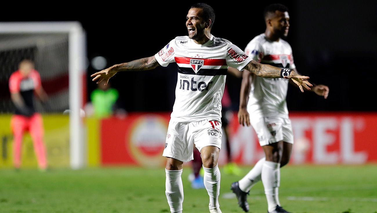 Dani Alves celebra un gol con el Sao Paulo