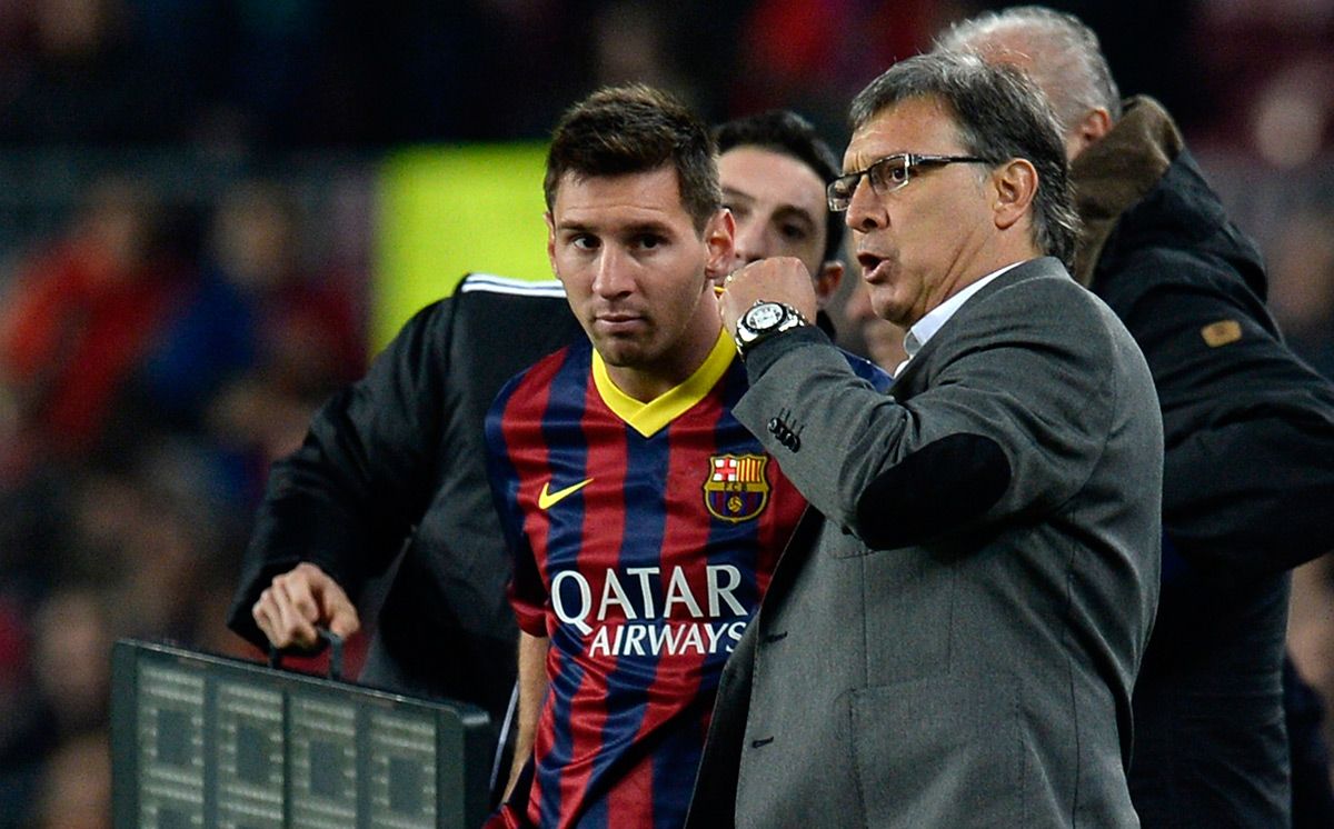 Tata Martino dando indicaciones a Leo Messi