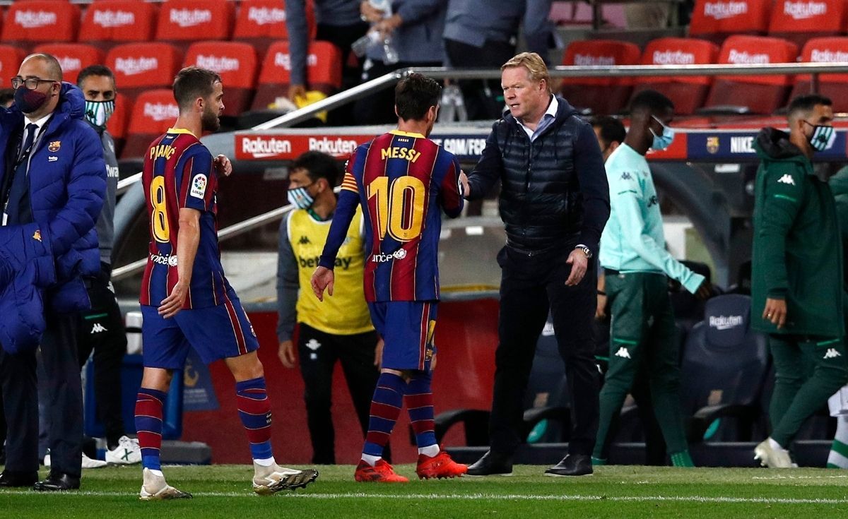 Messi y Koeman, en el partido del Barça ante el Betis