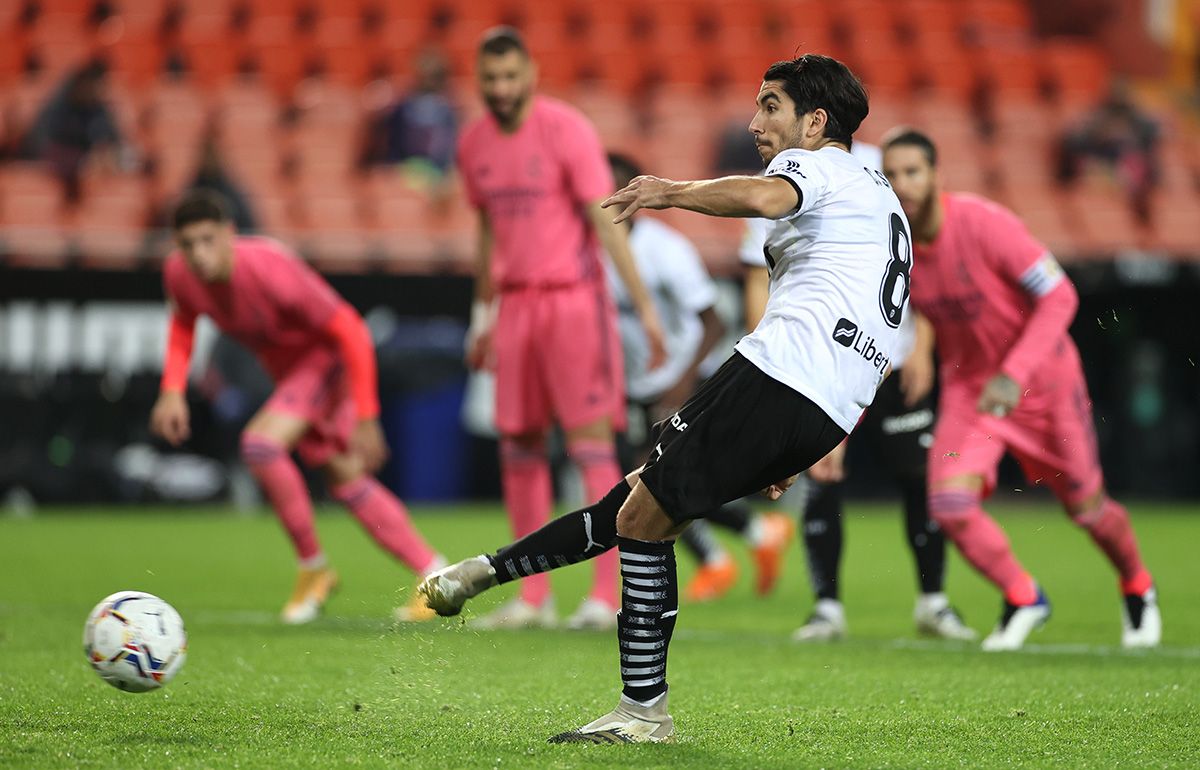 Carlos Soler marked three goals in Valencia Real Madrid