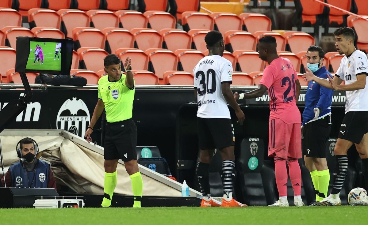 Gil Manzano, chequeando una jugada en el VAR en la derrota del Real Madrid ante el Valencia