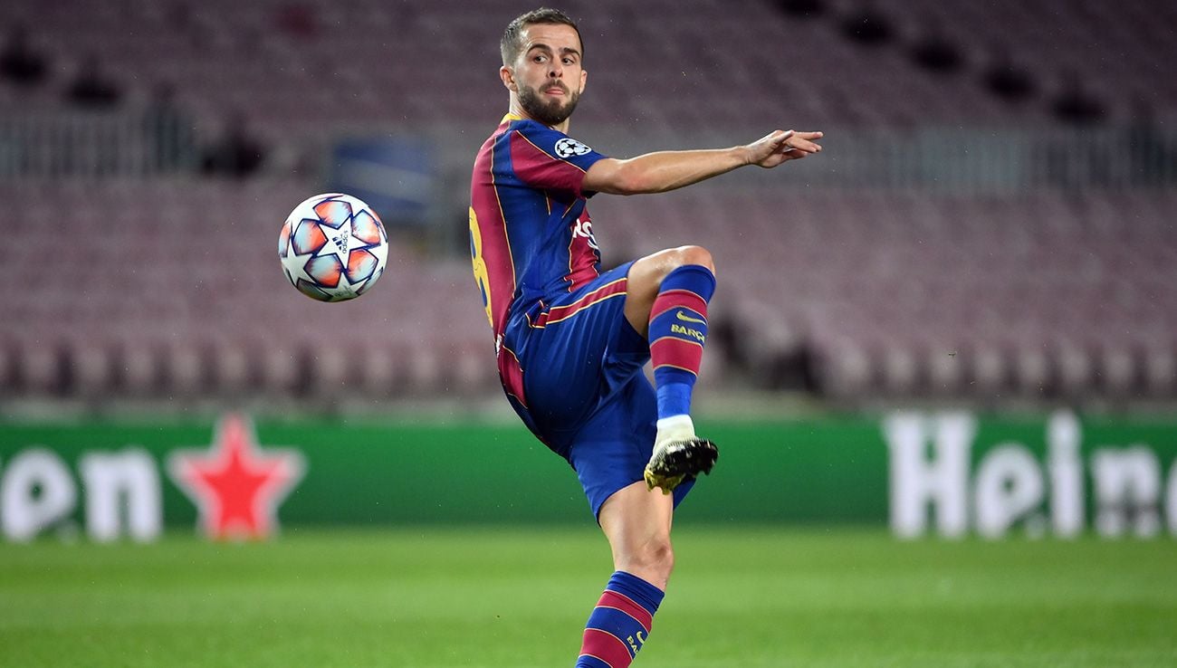 Miralem Pjanic In a match with the Barça