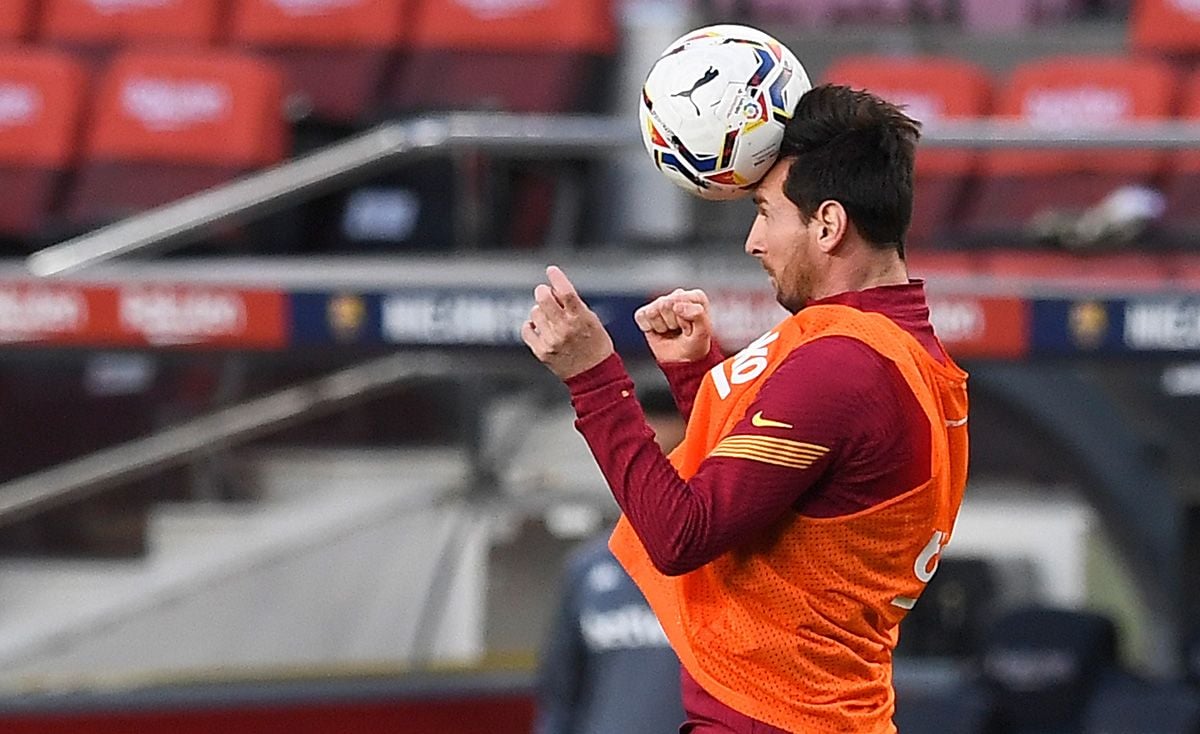 Leo Messi, cabeceando un balón durante un calentamiento