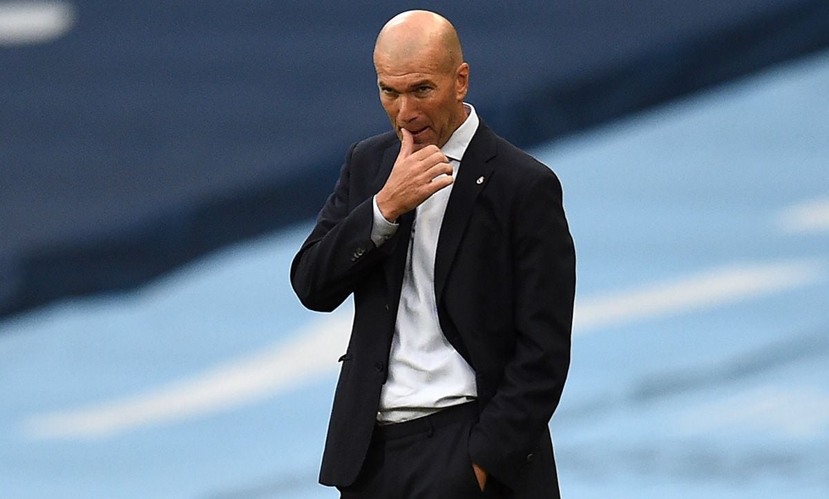 Zinedine Zidane, preocupado en el banquillo del Real Madrid