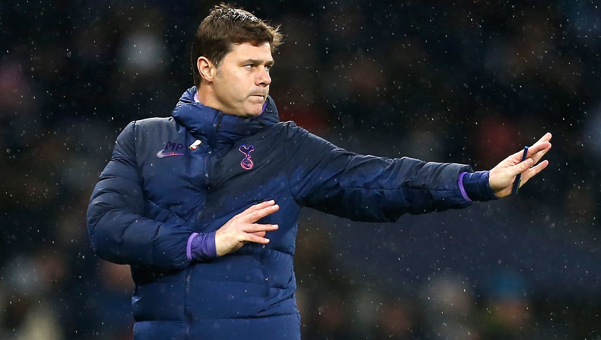 Mauricio Pochettino gives an order in a party of the Tottenham