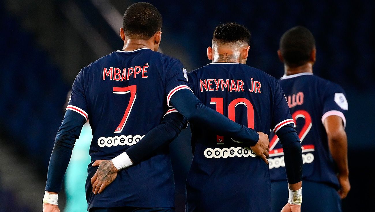 Neymar And Mbappé embrace  after a goal