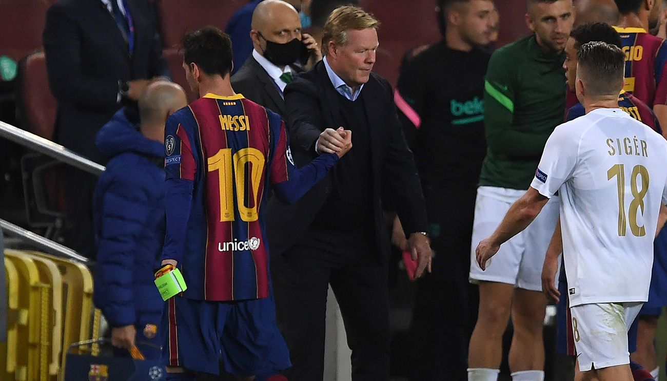 Leo Messi, saludando a Ronald Koeman