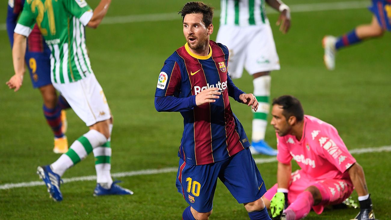Leo Messi celebrates his goal in front of the Betis