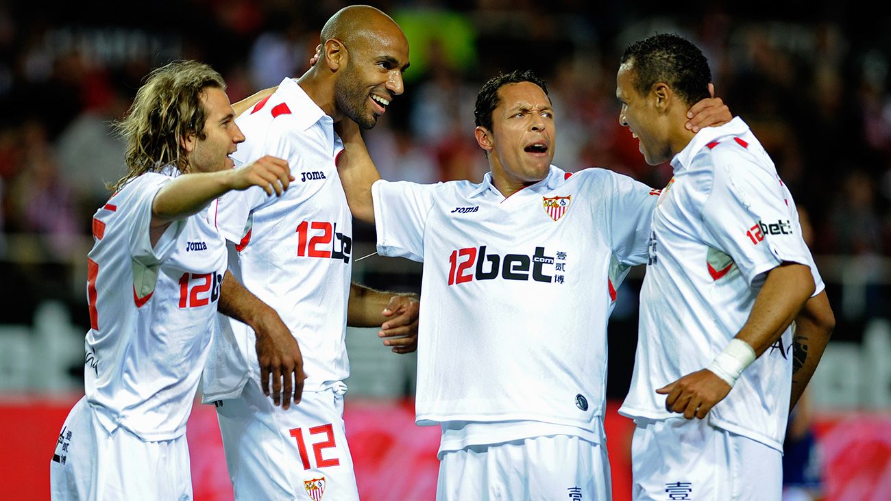 Luis Fabiano, Diego Capel, Adriano y Kanouté celebra un gol del Sevilla