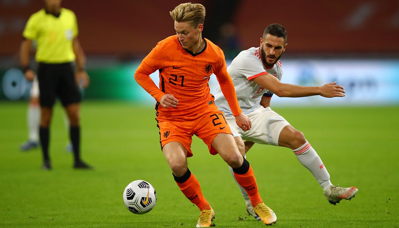 Frenkie Of Jong dribbles in front of Koke in the Holland-Spain