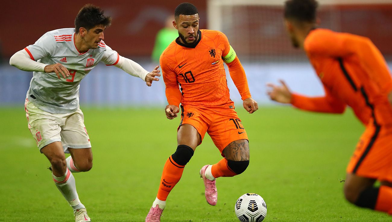 Memphis Depay en el Holanda-España con Gerard Moreno