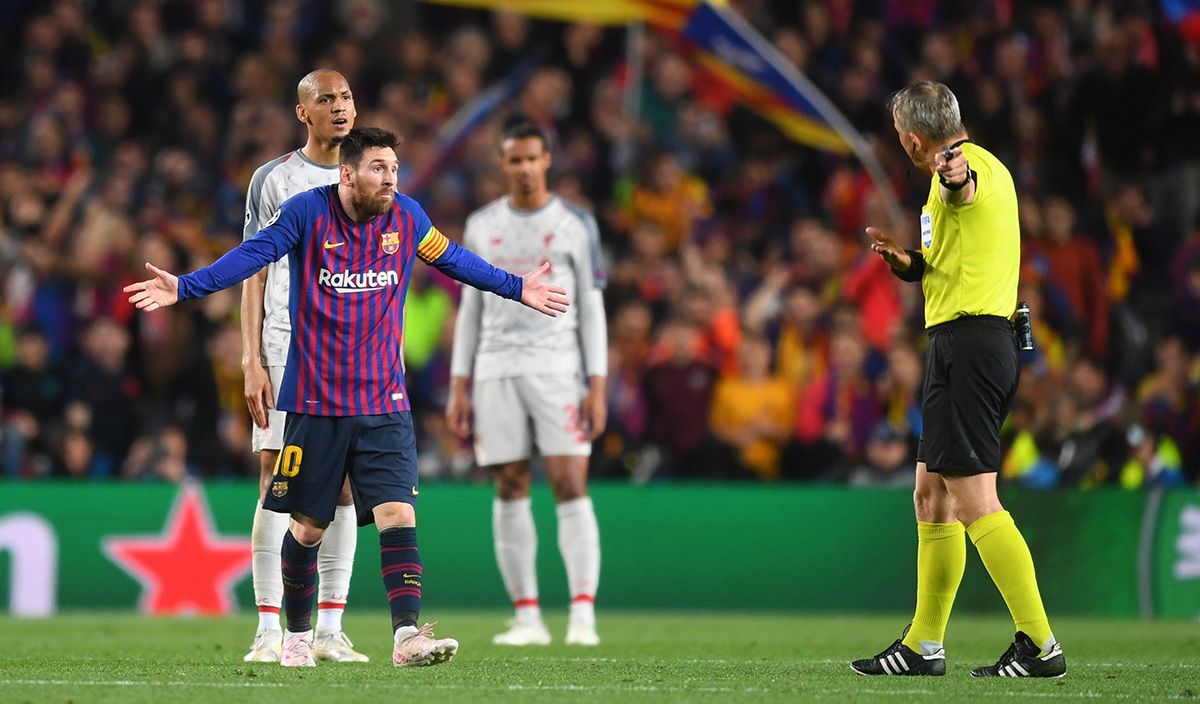 Kuipers, abroncando a Leo Messi en un Barça-Liverpool
