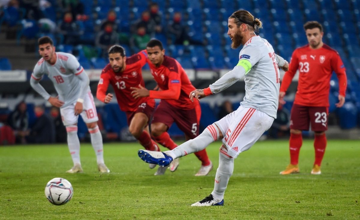 Sergio Ramos, durante el lanzamiento de un penalti en el empate de España ante Suiza