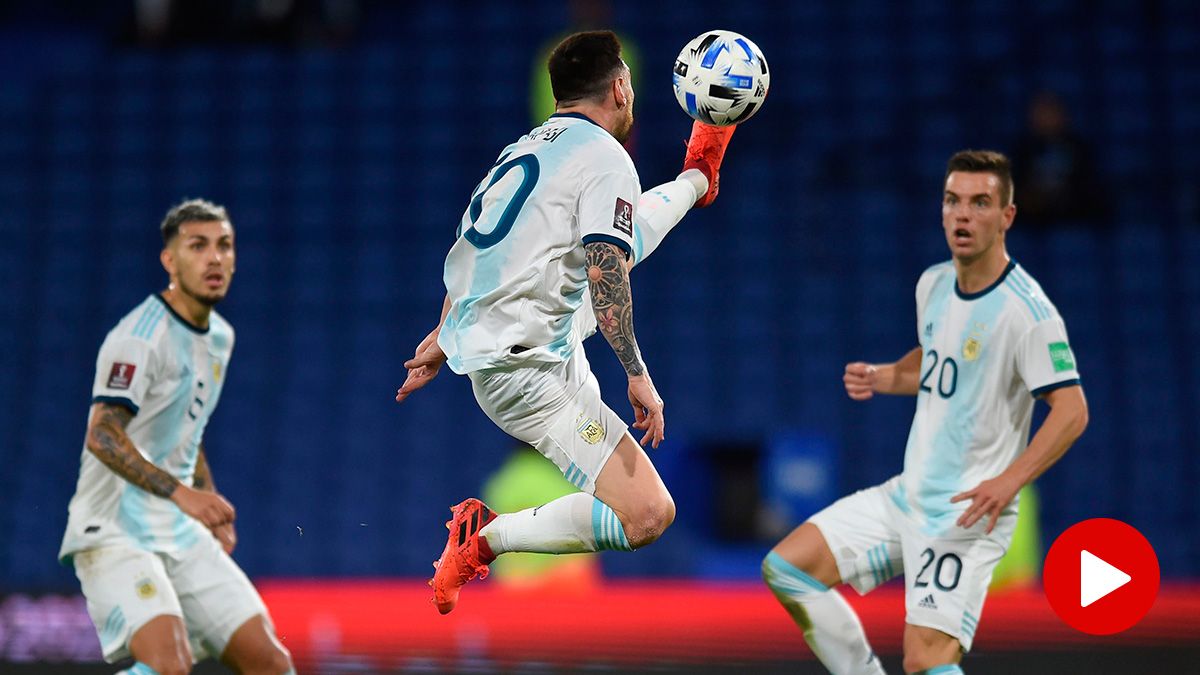 Leo Messi, controlando un balón a gran altura contra Paraguay