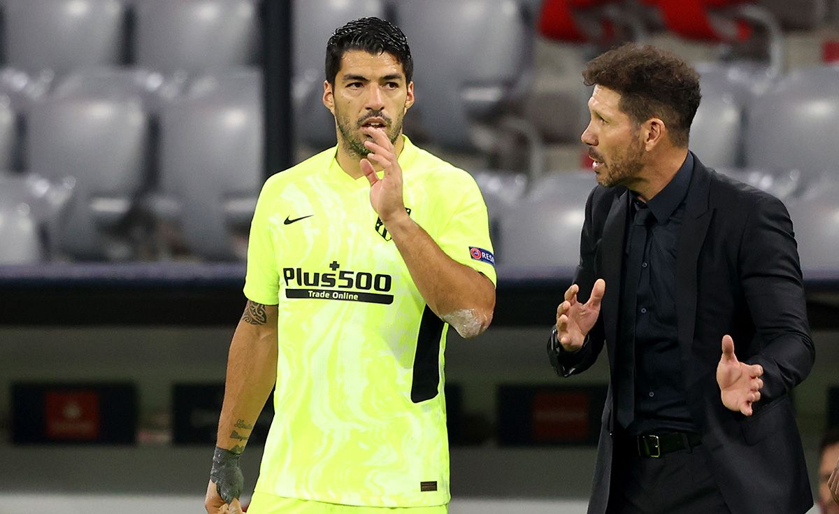 Luis Suárez junto a Diego Pablo Simeone en un partido del Atlético de Madrid