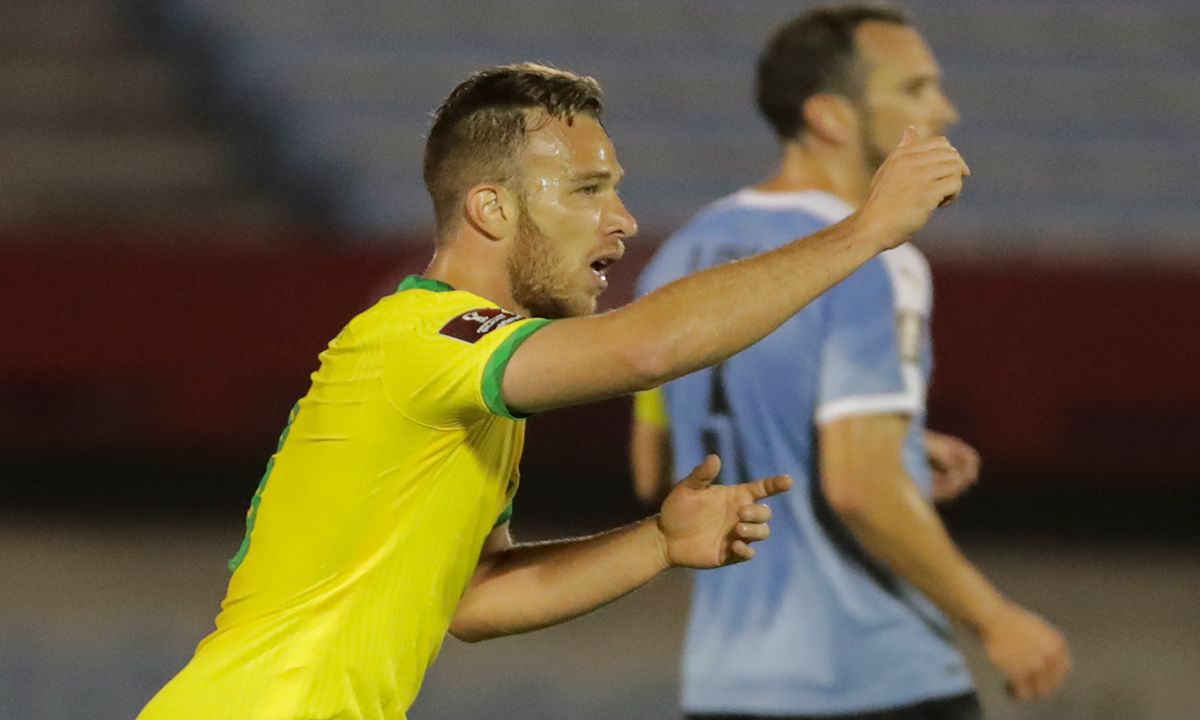 Arthur en el partido contra Uruguay