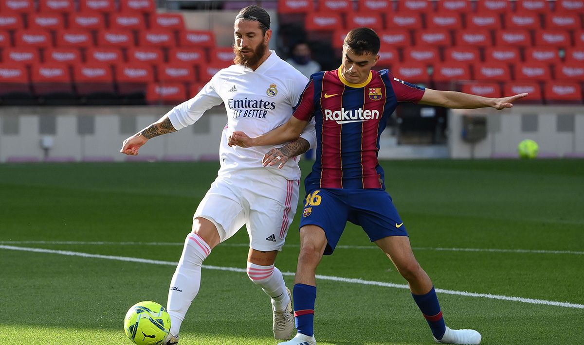 Pedri junto a Sergio Ramos en un Barça Real Madrid