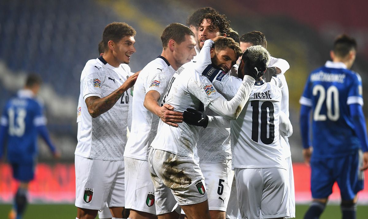 The selection of Italy, celebrating a goal against Bosnia